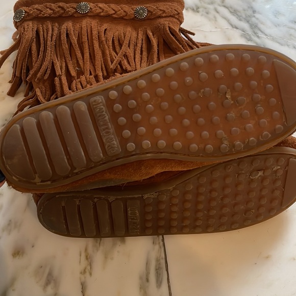 Minnetonka suede fringe boot. Excellent condition - Picture 2 of 12